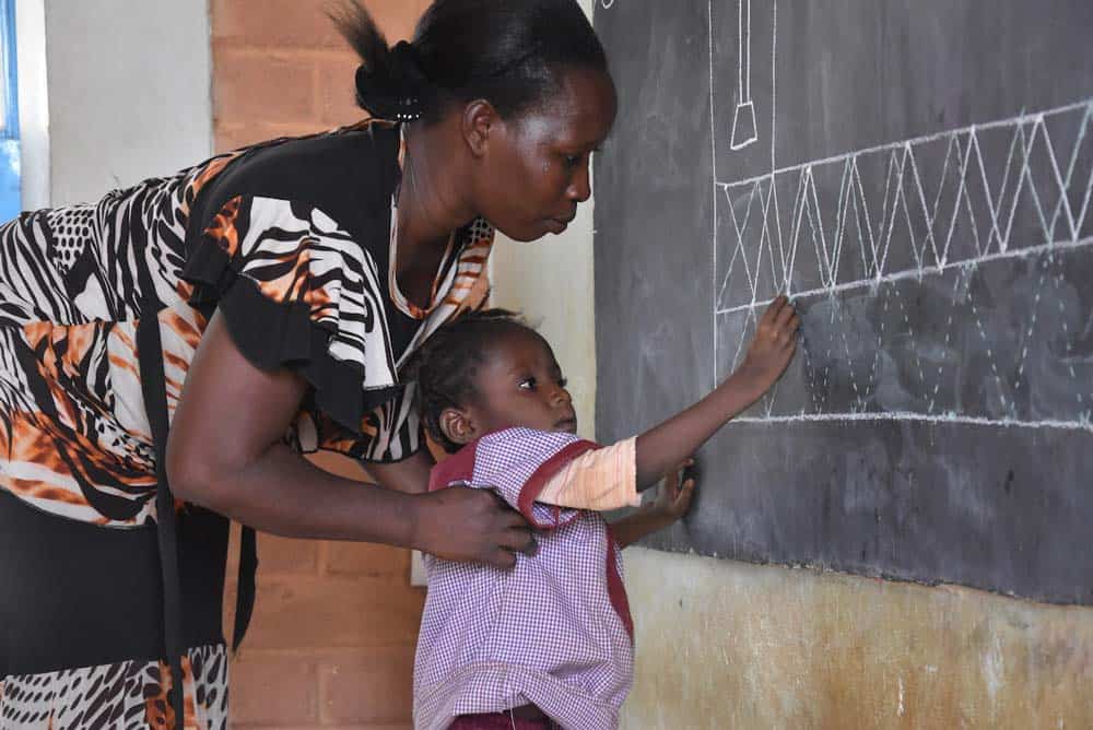 Bimbo alla lavagna in Burkina Faso